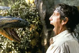 人类如果被蟒蛇活着吞进肚子里，用一把匕首能不能自救？图片