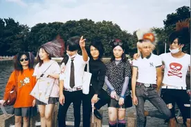 曾被围猎割头发，如今秃顶失业：杀马特开了最后一次大会图片