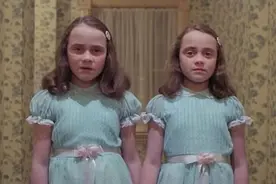 还记得《闪灵》里的双胞胎吗？她们长大变成这样了图片