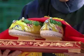 清朝嫔妃为何要穿“花盆底鞋”“打白领带”？真实原因太好笑...图片