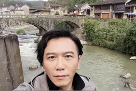 53岁温兆伦近照难掩苍老，因情史形象跌落谷底现娶小20岁娇妻图片