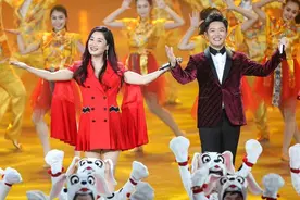 玲花真时尚！穿红色西装裙尽显高级范儿，“竹竿腿”好惹眼图片