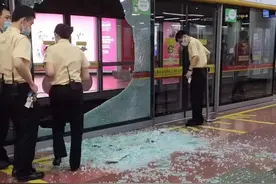 广州地铁通报：公园前站台玻璃门爆裂，请乘客留意指引图片