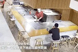 连续加班半个月，小伙深夜边吃边哭！下一幕全网刷屏：你的温柔，成年人都懂图片