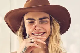 老佛爷最爱超模大胆承认是泛性恋，上个月才被曝和女友分手图片