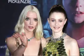 女神安雅身材太好，穿金色长裙大秀美背，网友：瘦得有点脱相了图片