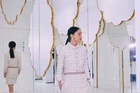 周迅穿小香风也挺任性，假两件连衣裙配皮鞋，身材保持得仍似26岁图片