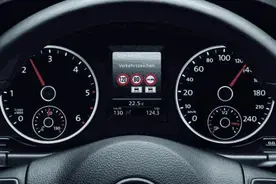 仪表盘上的速度并非实际车速，难怪超速收不到罚单，正确车速看它图片