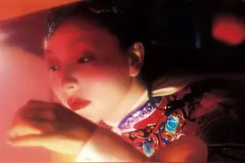 组图：影后曾美慧孜《VOGUE》别册封面大片，化身舞台绝代佳人图片