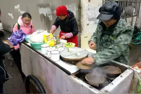 无锡一对安徽夫妻开的馄饨摊，17年仍是破烂摊，有人开豪车来吃图片