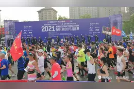 2小时15分！西安马拉松冠军刷新记录图片