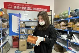 当快递驿站老板很轻松？记者亲身体验：一天入库包裹约千件，拣件不到1小时就开始腰痛图片