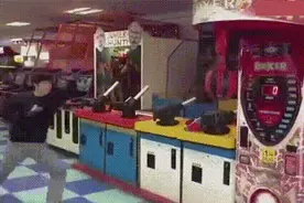 每天笑不停：托马斯回旋踢图片