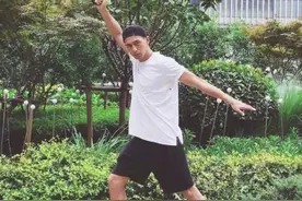 身材好就是任性，李现穿花衬衫又帅又萌，简直是男朋友的穿搭手册图片