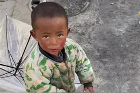 2岁“没妈男孩”，冬天光着脚走路，奶奶：想妈时就找姑姑抱抱他图片