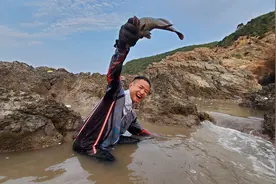 300万人围观小伙海边抽水坑，他却说，下海的人三分命踩在棺材上图片