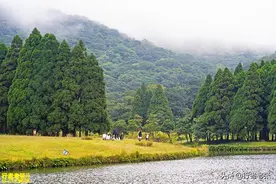 摩托骑士驾驶机车登上东南第一峰玉林大容山，高山草原湖泊秒入冬图片