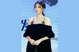 贾静雯好性感，穿吊带露肩裙肩部仅靠两条细带固定，真怕带子勒断图片