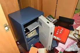 闹市区的这户有钱人家，他“惦记”了9个月，一出狱就动手卷走120多万元财物，刑警从墓地起出赃物图片