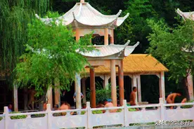 大路边洗澡不嫌“怪”，尴尬的总是游客，温泉洗浴成了非遗文化图片