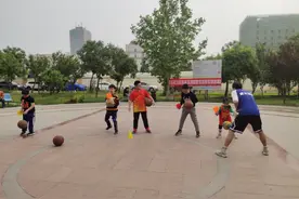 【全民健身】倡导绿色运动 彰显生命活力——杭州道街泰和城社区开展青少年篮球技能培训图片