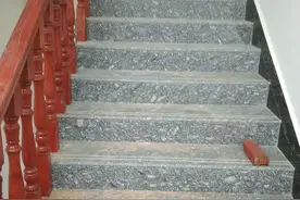 楼梯步级瓷砖如何选择？大理石的好还一体两色的好图片