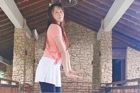 42岁胡静近况曝光，打扮粉嫩疯狂跳舞，动作卖力点赞才过千图片