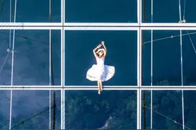 “网红”玻璃栈道又出事故！这种跟风游乐项目，真的要人命图片