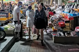 郑州最大的地摊夜市：美女边直播边摆摊，真会日入过万吗图片