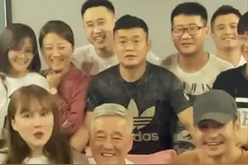 赵本山过节场面浩大，徒弟们齐聚庆祝引热议，遭群嘲亲爸不如师父图片