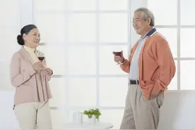 70岁大爷：被邻居和女友灌醉后，才知这场黄昏恋，不单纯图片