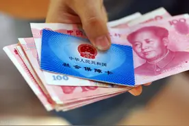 部分退休人员为什么会有两张工资卡？除了发养老金，还发啥？图片