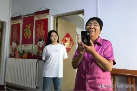 洛阳72岁老人独自抚养孙女长大、为省钱买十几块钱的裤子穿，女孩考上中国传媒大学报答奶奶图片