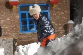 63岁赵本山早4点铲雪，戴貂皮帽保暖面色红润，身体硬朗体力好图片