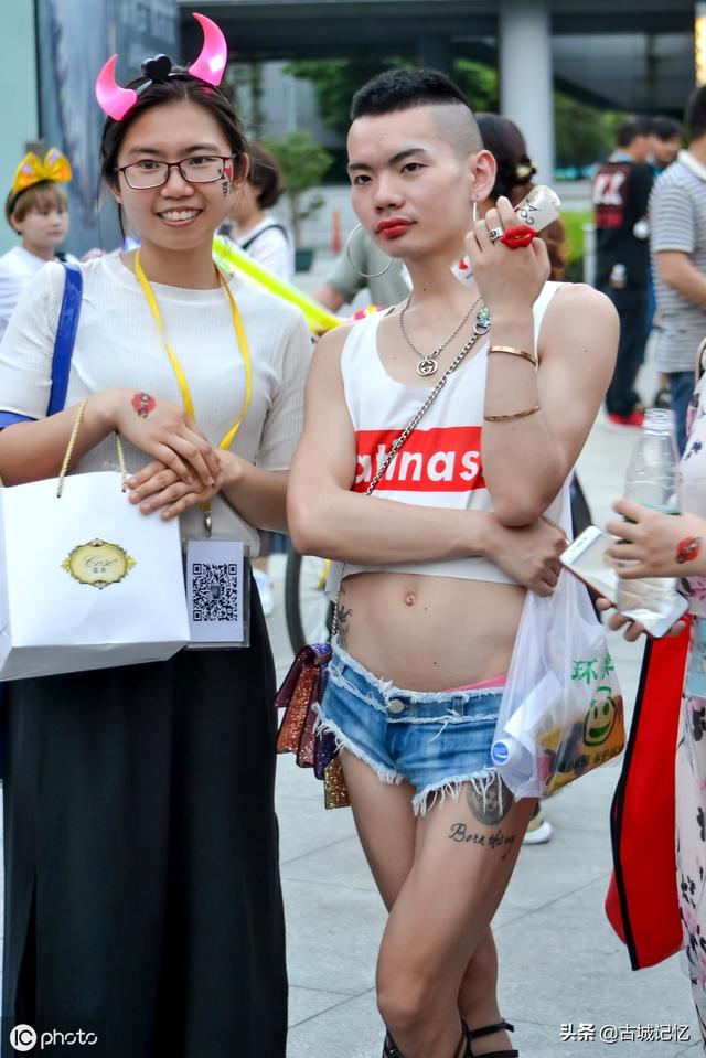 江西男子扮“妖女”成网红，粉丝3天从几百涨到4万，越骂越火