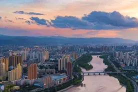 庆阳“巨无霸”县城要崛起，高铁将通车运营，坐拥煤炭684亿吨图片