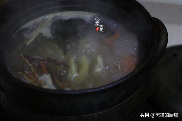 花胶汤呈奶白色 2026年花胶汤呈奶白色怎么回事