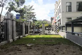 “物业违规挖草坪欲建电动车棚”！海口一小区业主：草坪处有3个天然气总阀井，危险图片
