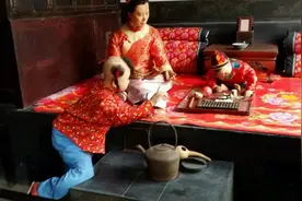 孙子抓周，最后抓的却是奶奶随便放下的物件，大家笑容都僵住了图片