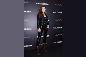 徐璐一身皮衣皮裤变身酷girl，深V大秀好身材图片