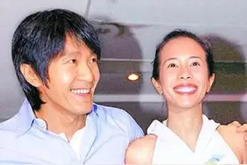 朱茵发现周星驰床热热的，有人藏在卫生间，这个人不一定是莫文蔚图片