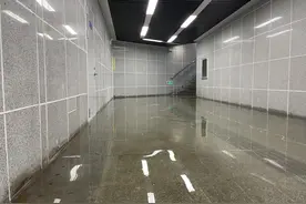 贵阳这个地下通道成了“地下暗河”，想过去？先挽起裤脚脱了鞋……图片