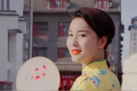 嘎子哥老婆近照曝光，穿旗袍秀超完美身材，被网友吐槽下巴显僵硬图片