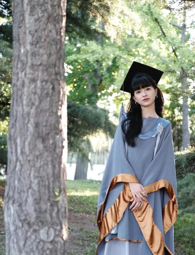 中央美院的学士服美上热搜！这是什么神仙毕业现场？