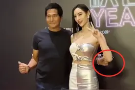 61岁齐秦现身胸肌显眼，和美女合影目不转睛，家有小24岁娇妻图片