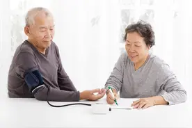 65岁的老年人，血压多少算正常？血压高了怎么办？图片