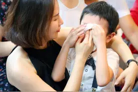 学校召开家长会时，宝妈最好不要这样打扮，避免孩子遭同学嘲笑图片