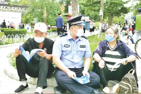 延吉公园里一群民警跟大爷大妈聊天！原来另有目的图片