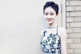 焦俊艳到国外太惊艳了，穿青花瓷吊带配阔腿裤，大背头气场强大图片