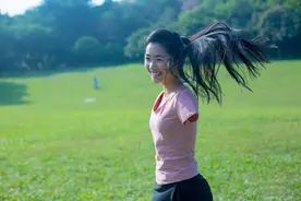 最美断臂女孩用脚绣十字绣，现场告白被拒，最后嫁给了自己的恩人图片